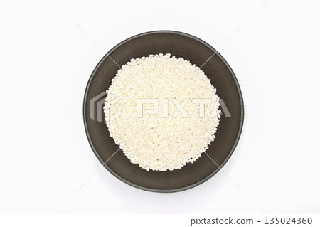 白色背景上的碗裡盛著糯米飯 135024360