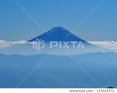 富士山從雲層中升起（20251122120506） 135024372