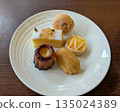 白色盤子上的烘焙食品 135024389