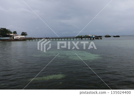 Scenery of the clean sea surface of Cebu Island, the pier and the cloudy sky 135024400