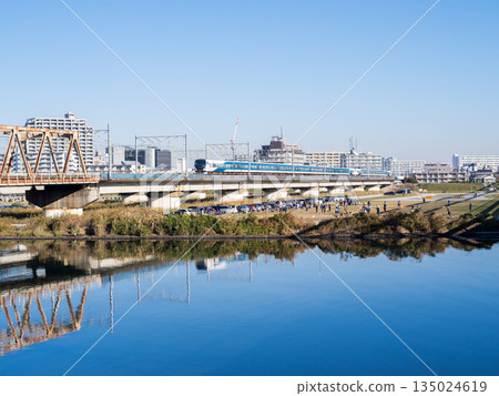 [Tokaido Main Line] Limited Express Odoriko crossing the Tama River in the morning 135024619