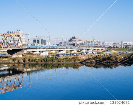 【東海道本線】清晨穿越多摩川的本地列車 【東海道本線】清晨穿越多摩川的本地列車 135024621