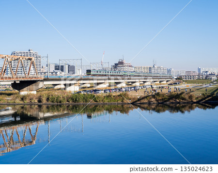 【東海道本線】清晨穿越多摩川的本地列車 135024623