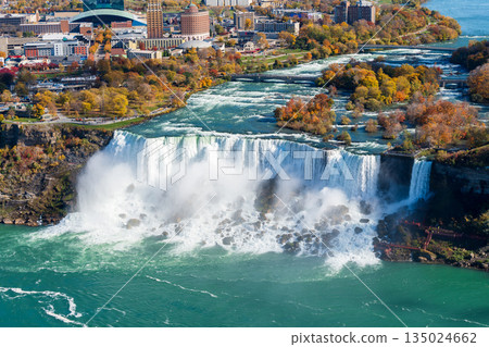 特寫鏡頭下的山羊島和雄偉的美國瀑布，在秋葉的襯托下格外迷人。 135024662