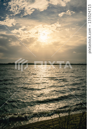 日沼湖的日落和安靜的水邊 日沼湖的日落和安靜的水邊 135024715