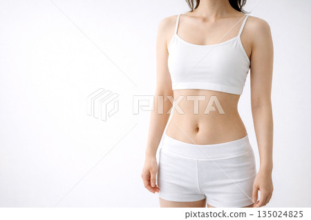 一個安靜的時刻，一位日本女性正在紮頭髮，她的腰線若隱若現。 135024825