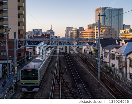 【東海道本線】清晨,一列地方列車駛過蒲田的街道 【東海道本線】清晨,一列地方列車駛過蒲田的街道 135024936