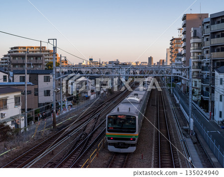 [Tokaido Main Line] A local train passing through the streets of Kamata in the early morning 135024940