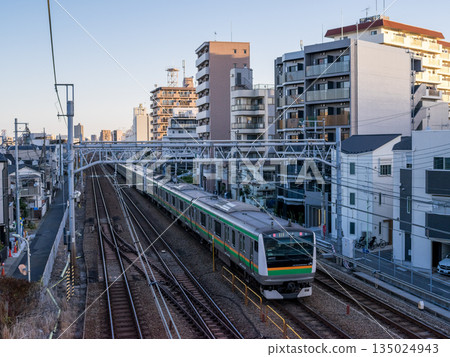【東海道本線】清晨，一列地方列車駛過蒲田的街道 135024943