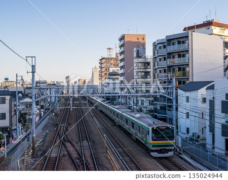 【東海道本線】清晨，一列地方列車駛過蒲田的街道 135024944
