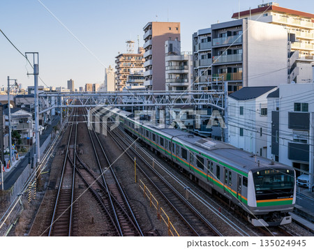 【東海道本線】清晨，一列地方列車駛過蒲田的街道 135024945