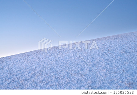 黎明時分，山坡上積雪皚皚。 135025558