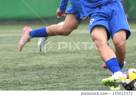 踢球的足球運動員 踢球的足球運動員 135025572