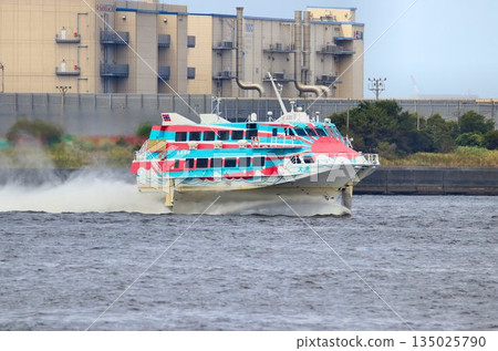 A refreshing gallop across the ocean... The Jetfoil glides through Tokyo Port A refreshing gallop across the ocean... The Jetfoil glides through Tokyo Port 135025790