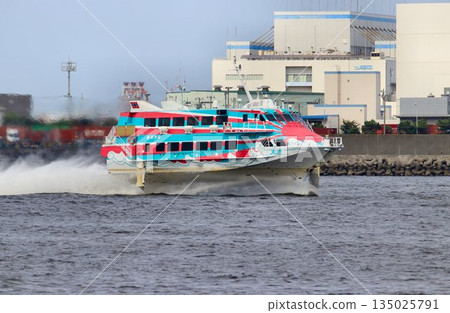 一次令人神清氣爽的跨海疾馳…噴射水翼船滑過東京港 135025791