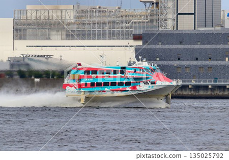 A refreshing gallop across the ocean... The Jetfoil glides through Tokyo Port 135025792