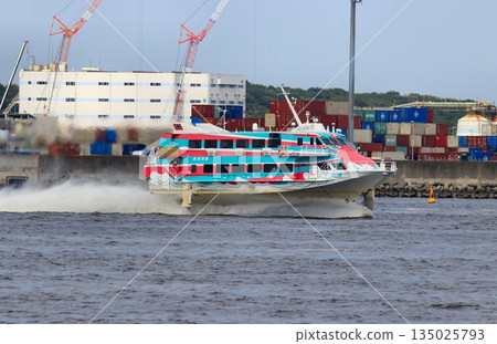 一次令人神清氣爽的跨海疾馳…噴射水翼船滑過東京港 一次令人神清氣爽的跨海疾馳…噴射水翼船滑過東京港 135025793