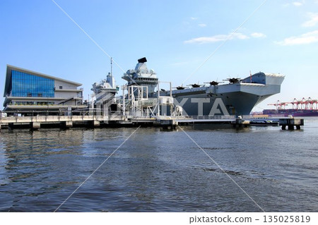 維護印太地區和平…英國皇家海軍「威爾斯親王號」航空母艦停泊在東京港 135025819