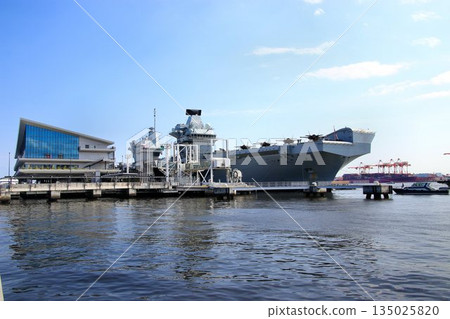 Maintaining peace in the Indo-Pacific region... The Royal Navy aircraft carrier "Prince of Wales" anchored in Tokyo Port 135025820