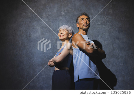 身著運動服的老夫婦 135025926