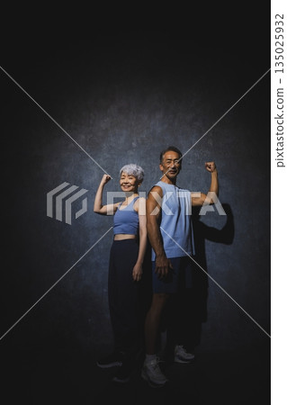 身著運動服的老夫婦 身著運動服的老夫婦 135025932