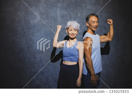 Senior couple in sportswear 135025933