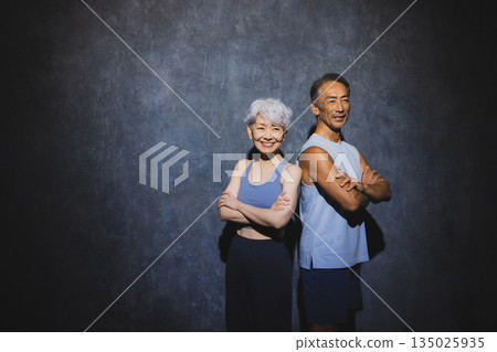 身著運動服的老夫婦 身著運動服的老夫婦 135025935