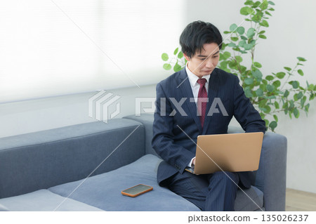 商務人士在休息室使用筆記型電腦 135026237