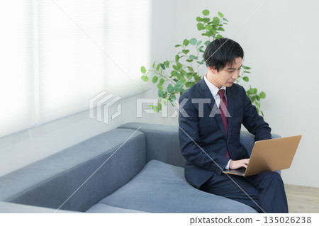 商務人士在休息室使用筆記型電腦 135026238