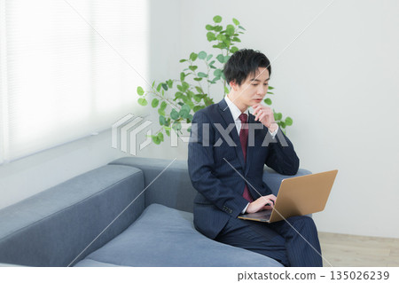 商務人士在休息室使用筆記型電腦 135026239