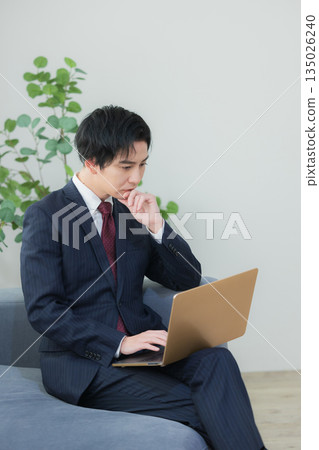 商務人士在休息室使用筆記型電腦 135026240