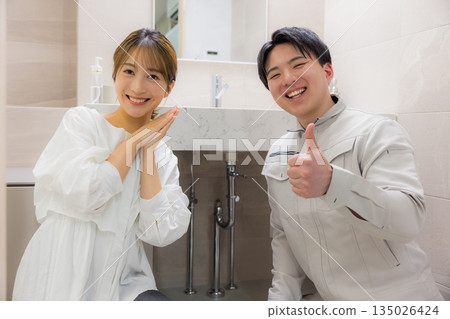 A man wearing work clothes and a woman requesting repairs A man wearing work clothes and a woman requesting repairs 135026424