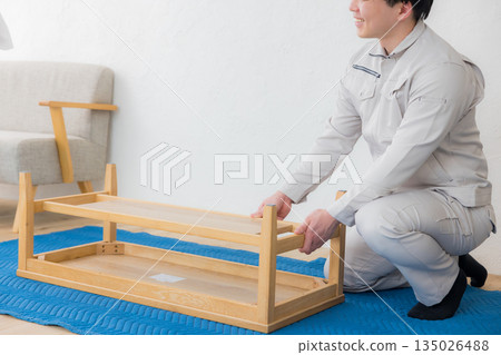 A man wearing work clothes and a woman requesting delivery A man wearing work clothes and a woman requesting delivery 135026488