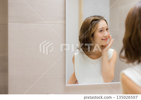 看鏡子的少婦 看鏡子的少婦 135026507