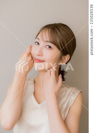 有皮膚的一名美麗的婦女 135026536