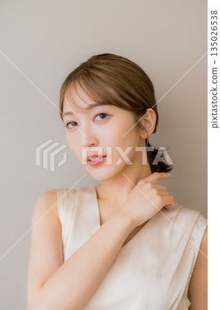 有皮膚的一名美麗的婦女 135026538