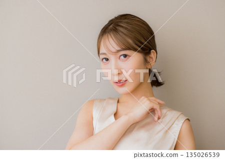 有皮膚的一名美麗的婦女 有皮膚的一名美麗的婦女 135026539