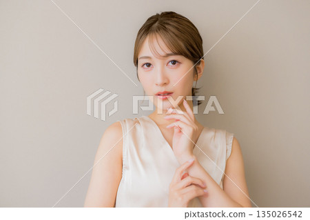 有皮膚的一名美麗的婦女 135026542