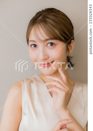 有皮膚的一名美麗的婦女 有皮膚的一名美麗的婦女 135026543