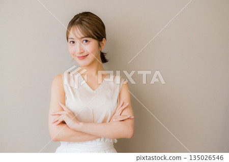 有皮膚的一名美麗的婦女 135026546