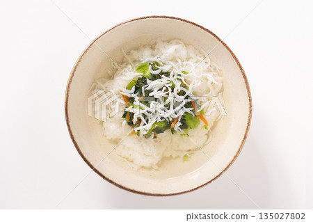 海帶、銀魚和米飯配茶 135027802