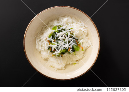 海帶、銀魚和米飯配茶 135027805