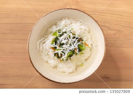 海帶、銀魚和米飯配茶 135027809