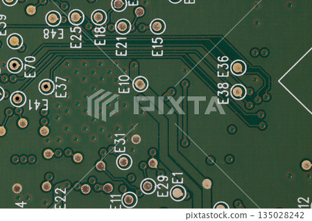 硬碟機 (HDD) 綠色控制板（控制器）的特寫鏡頭 135028242