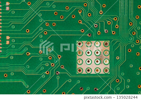 硬碟機 (HDD) 綠色控制板（控制器）的特寫鏡頭 135028244