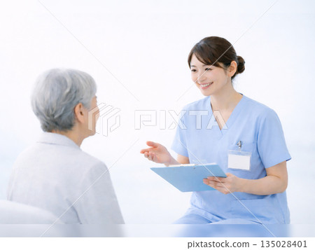 Medical image of a nurse explaining to a patient 135028401