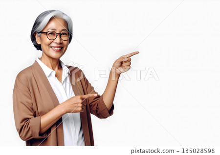 一位老婦人指著方向，留白處 135028598