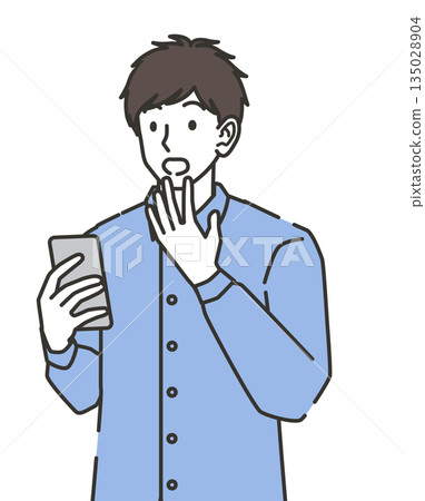 20多歲的男性驚訝地看到智能手機 135028904