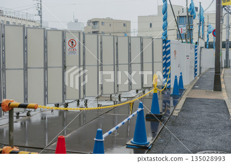 Temporary restrictions on vehicle entrances and exits at the closed construction site Temporary restrictions on vehicle entrances and exits at the closed construction site 135028993