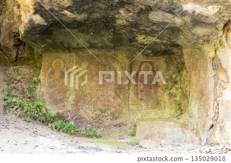 Jigokudani Cave Buddha 135029018